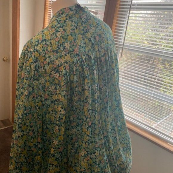 Kut from the Kloth Sharay Green Floral Peasant smocked cuffs blouse, size 1X - Picture 4 of 6